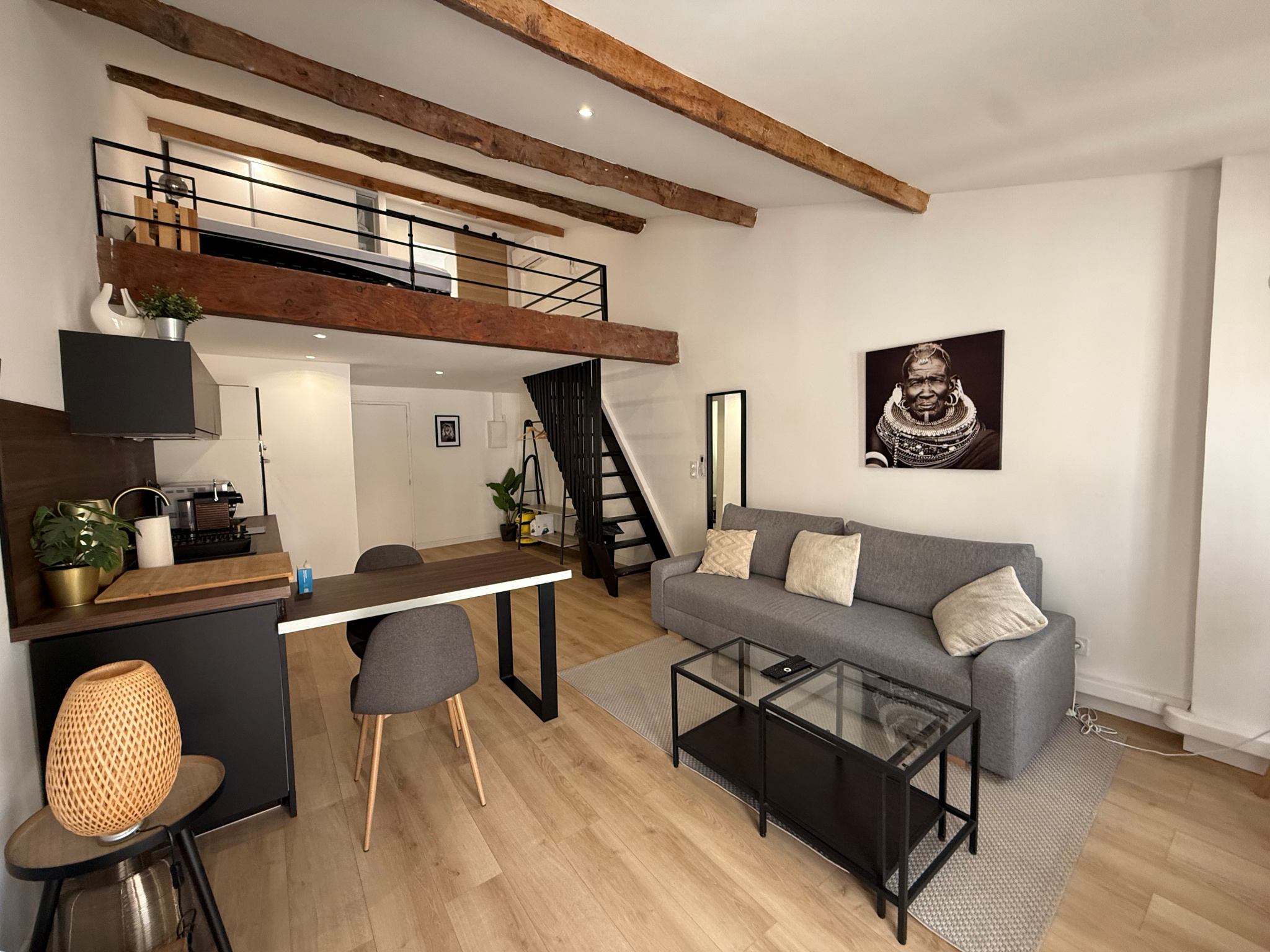 LOFT ATYPIQUE MEUBLE ENTIEREMENT RENOVE AV TERRASSE - RUE VAN LOO