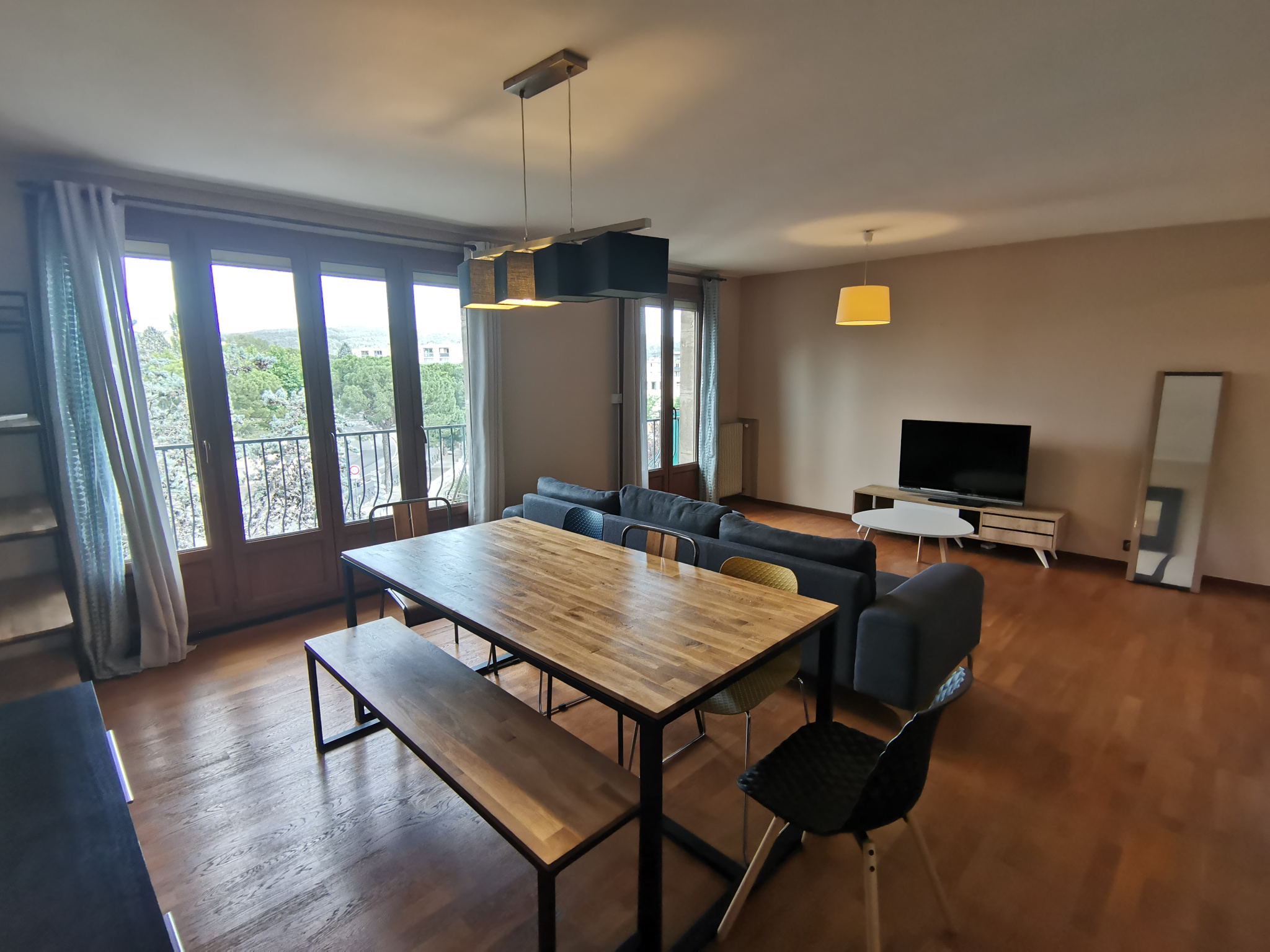 APPARTEMENT TYPE 3  MEUBLE DE 66 M2 - AVENUE JEAN GIONO - PARKING AVEC BALCON TERRASSE