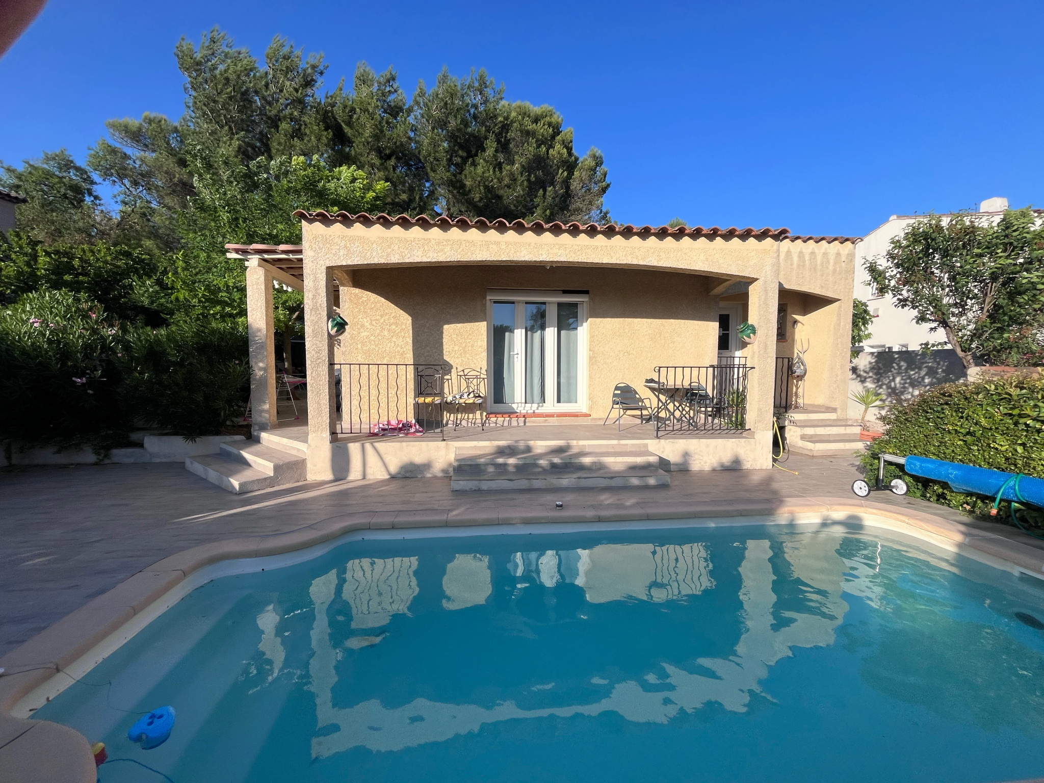 Aix Ouest, Maison familiale de type 4 avec piscine, garage, dans résidence sécurisée