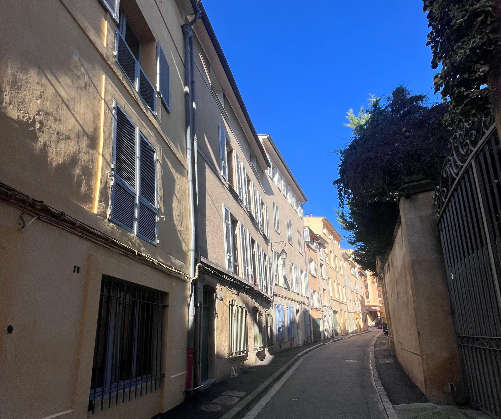 Rentabilité exceptionnelle Studio meublé et rénové à vendre Aix en Provence à proximité des Thermes.